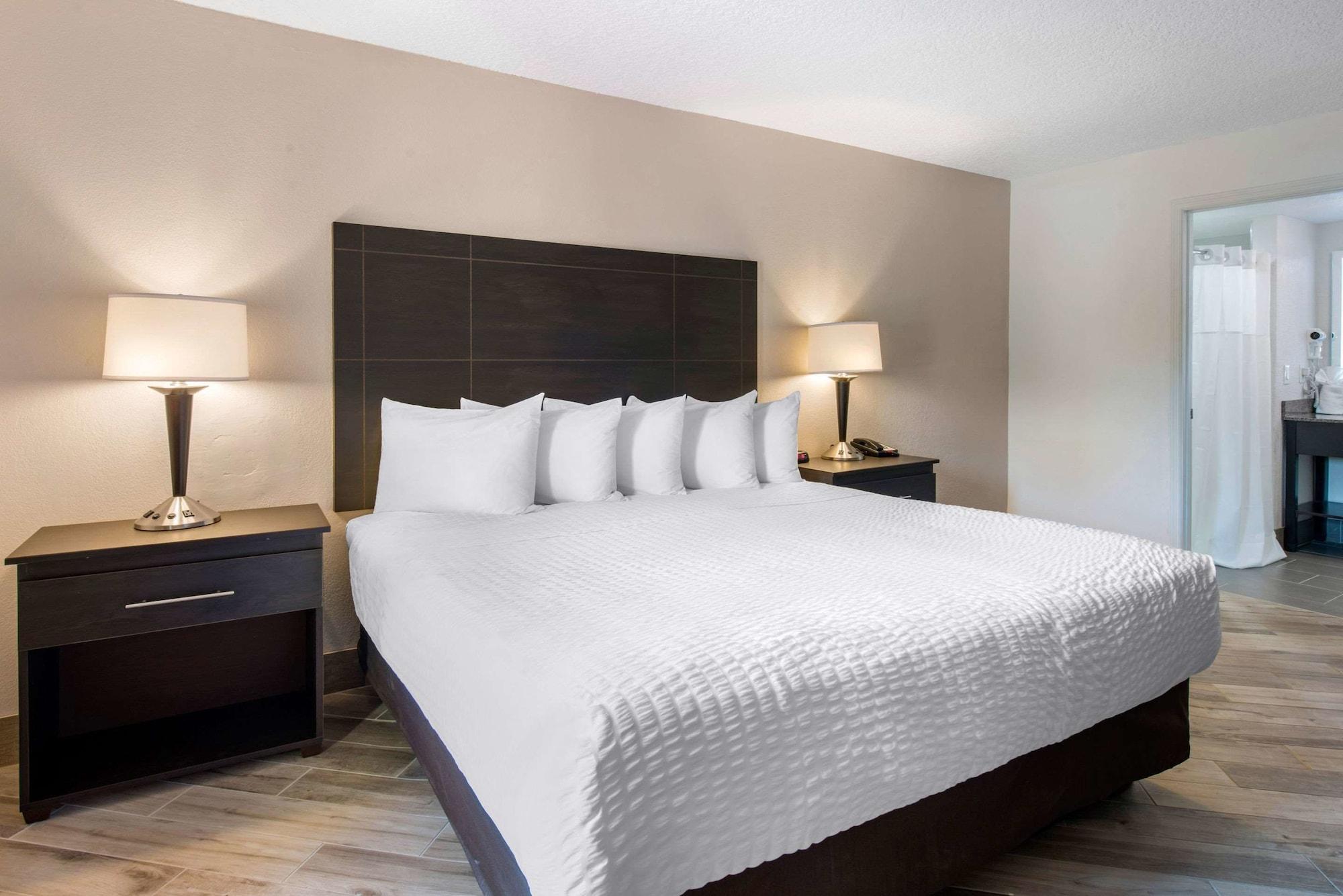 Clarion Inn & Suites Kissimmee-Lake Buena Vista South מראה חיצוני תמונה