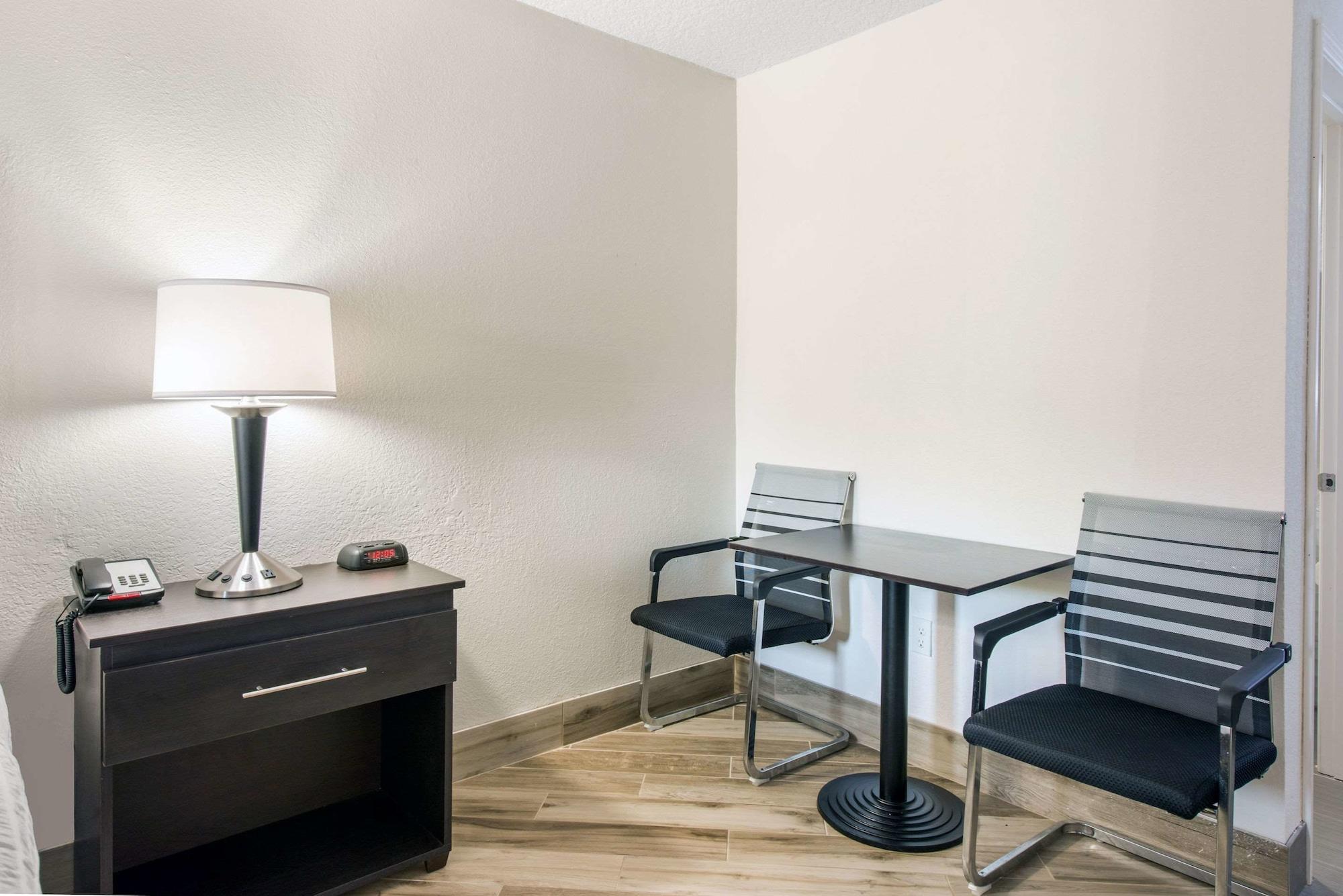 Clarion Inn & Suites Kissimmee-Lake Buena Vista South מראה חיצוני תמונה