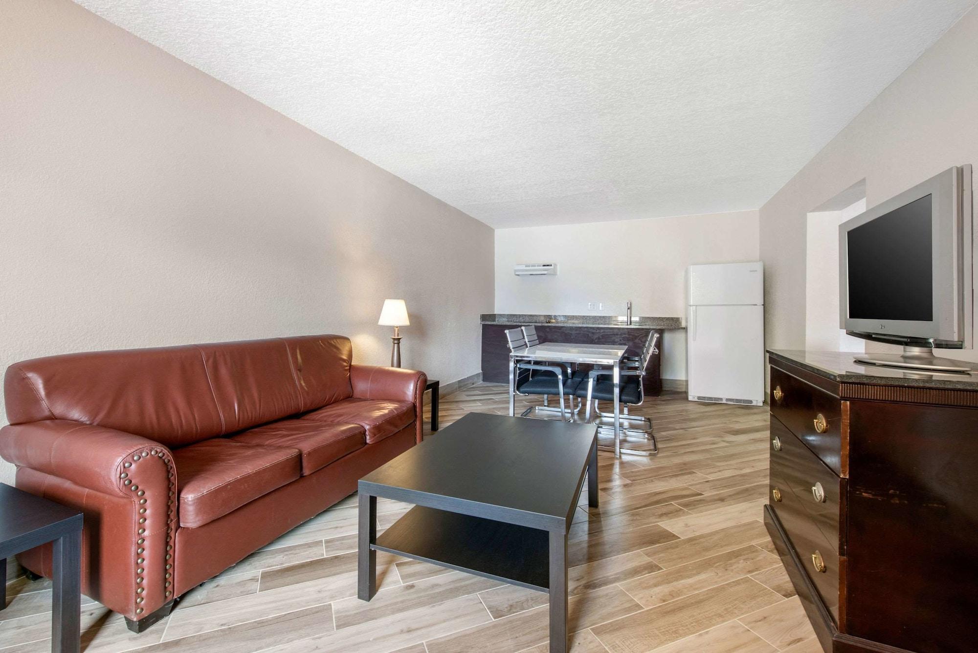 Clarion Inn & Suites Kissimmee-Lake Buena Vista South מראה חיצוני תמונה