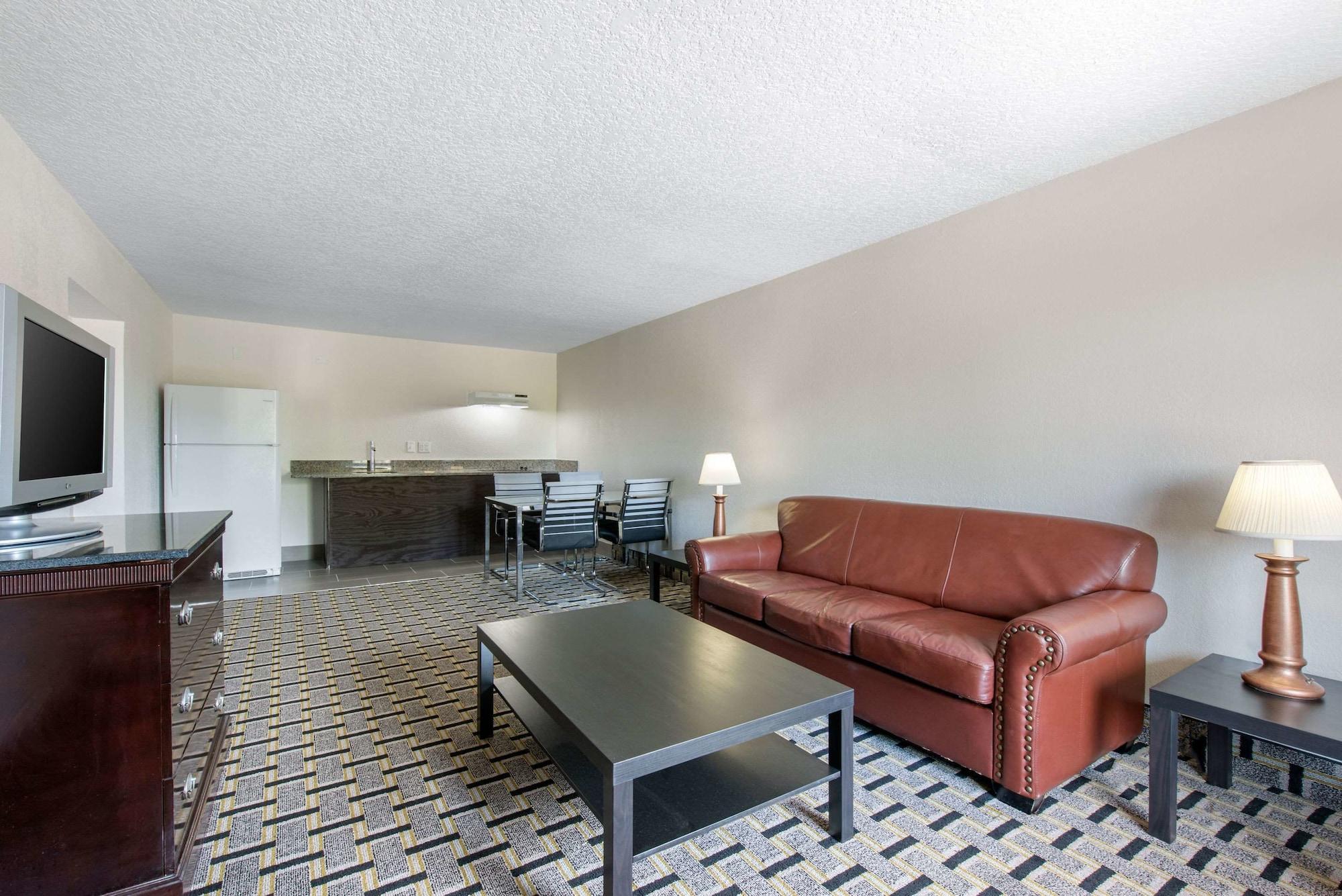Clarion Inn & Suites Kissimmee-Lake Buena Vista South מראה חיצוני תמונה