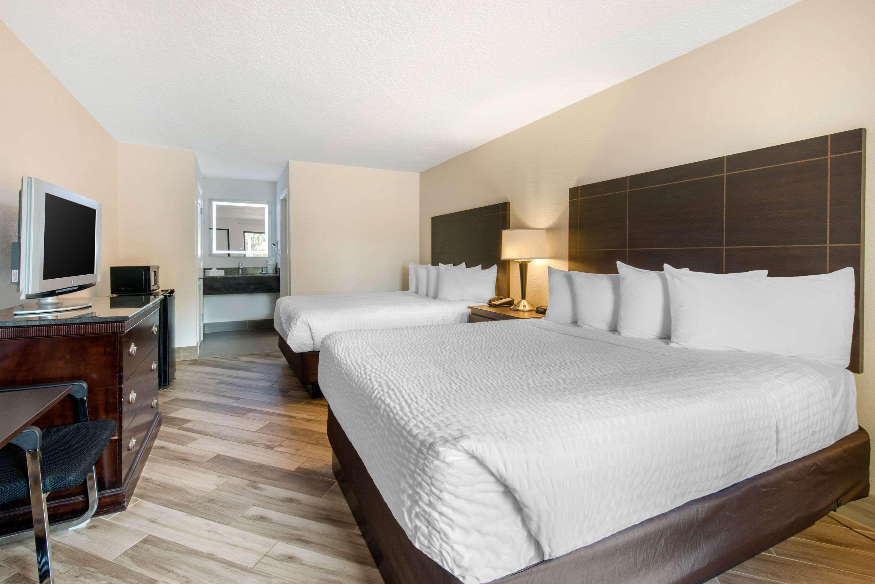 Clarion Inn & Suites Kissimmee-Lake Buena Vista South מראה חיצוני תמונה