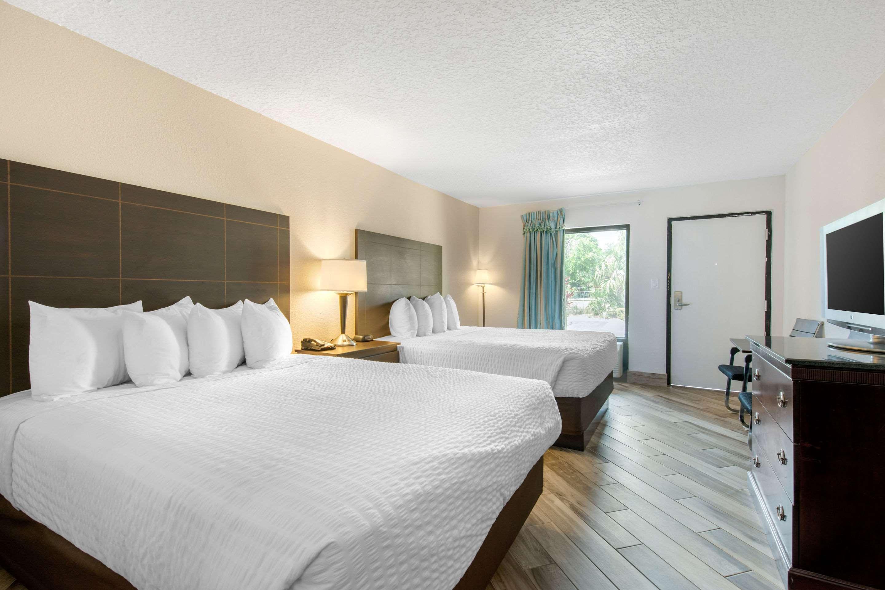 Clarion Inn & Suites Kissimmee-Lake Buena Vista South מראה חיצוני תמונה