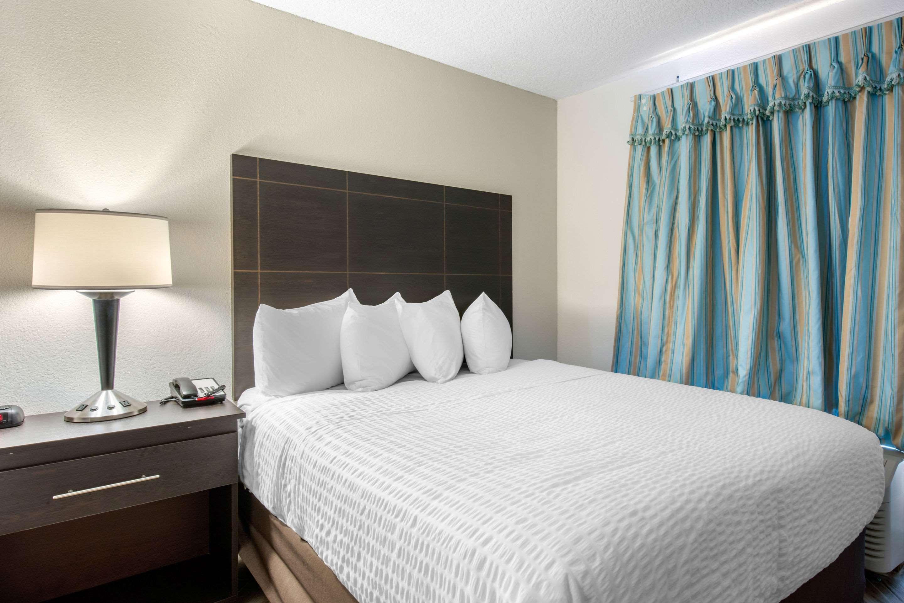 Clarion Inn & Suites Kissimmee-Lake Buena Vista South מראה חיצוני תמונה