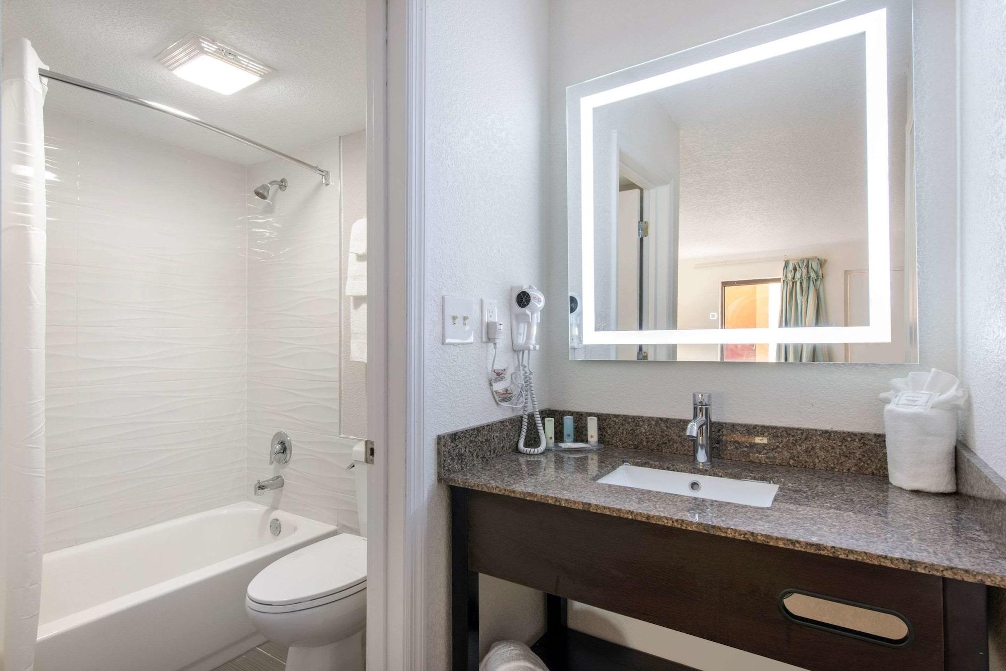 Clarion Inn & Suites Kissimmee-Lake Buena Vista South מראה חיצוני תמונה