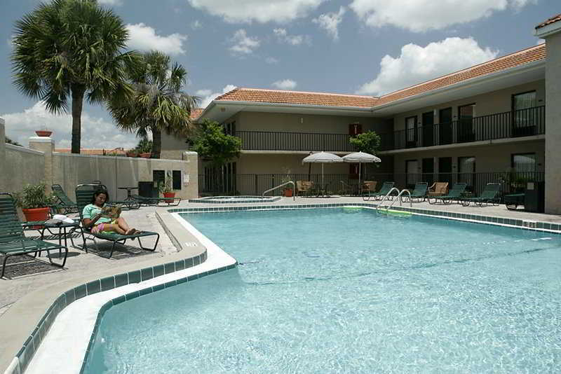 Clarion Inn & Suites Kissimmee-Lake Buena Vista South מראה חיצוני תמונה