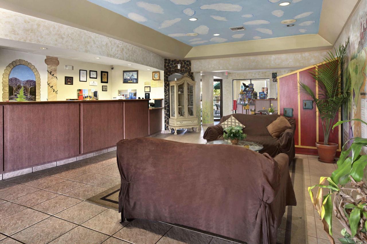 Clarion Inn & Suites Kissimmee-Lake Buena Vista South מראה חיצוני תמונה