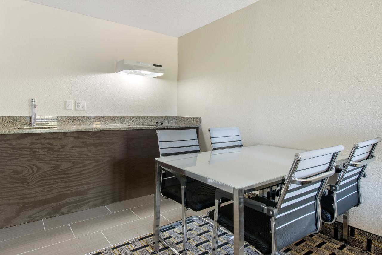 Clarion Inn & Suites Kissimmee-Lake Buena Vista South מראה חיצוני תמונה